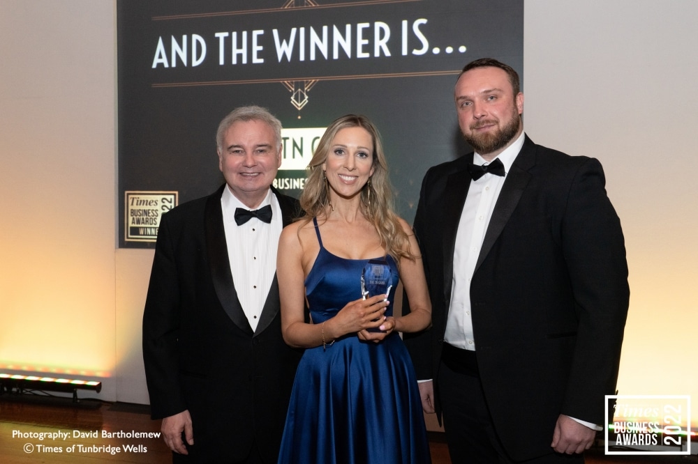 Jess Gibson (The TN Card), Award sponsor Alexander Pushkin (Pushkin Antiques) & Eamonn Holmes