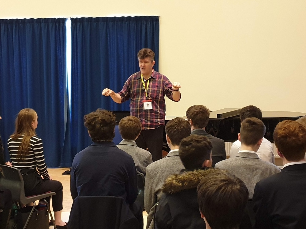 Royal Academy tutor leads musical afternoon for local school singers