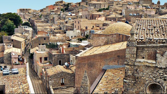 Architecture from every period of history is visible in Erice - Photo: Alessandro Bonvino