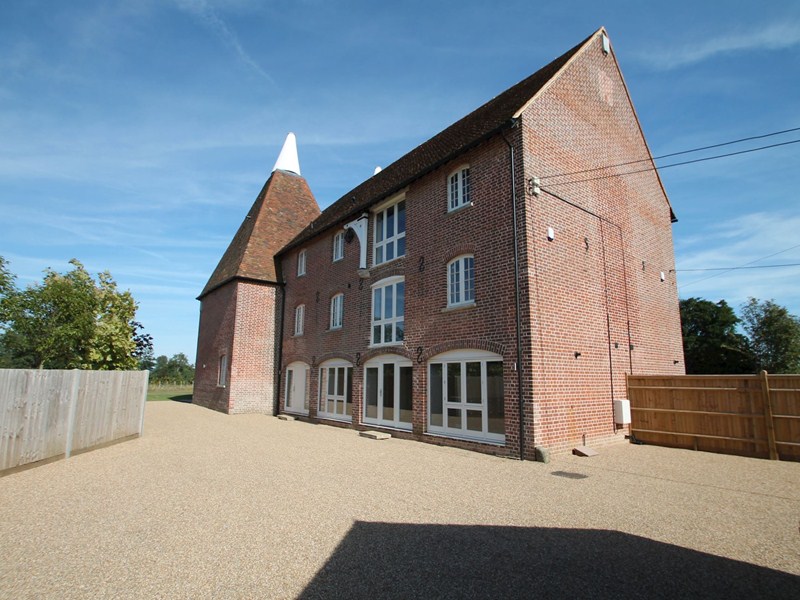 Little Omenden Barn in Smarden has chiq, modern styling throughout.