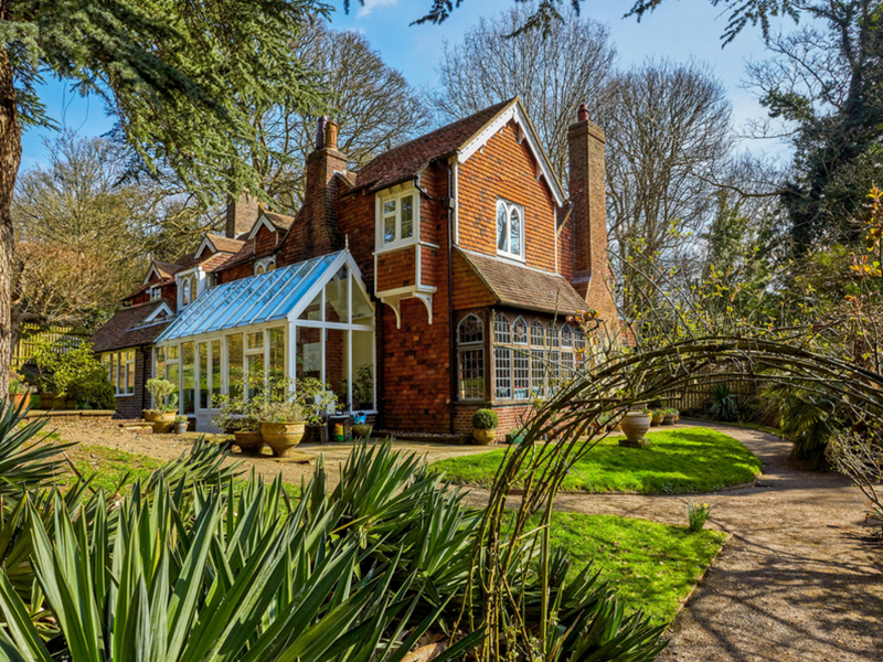 Little Omenden Barn in Smarden has chiq, modern styling throughout.